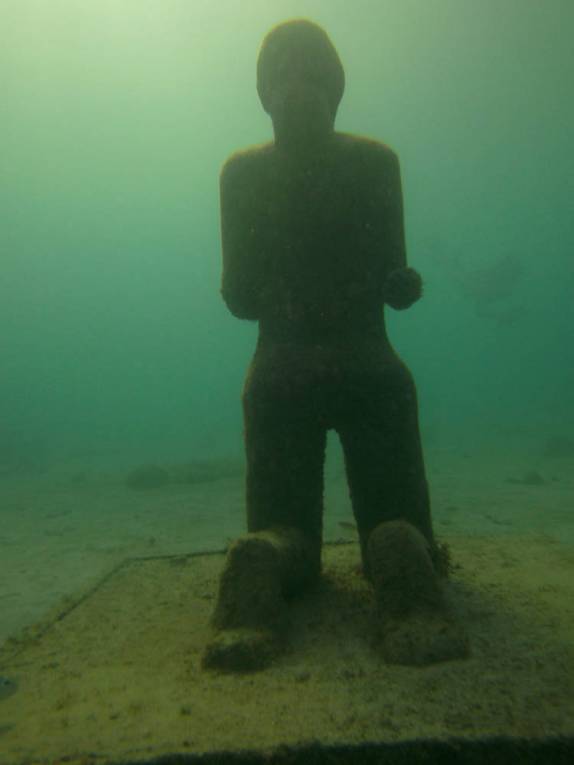 Escultura subaquática no incrível Sculptues Park, em Granada